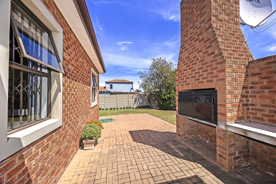 3 Bedroom Property for Sale in Jakarandas Western Cape